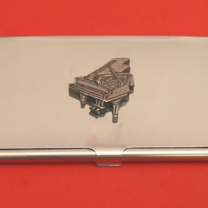 Diseño de piano de cola Portatarjetas cromadas con motivo de peltre fundido a mano - Regalo de profesor de piano - Regalo de jugador - Profesor de música Pianista Músico Regalo