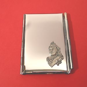 Queen Victoria Chrom Notizbuch & Stift-Kartenhalter mit Hand Guss Zinn Motiv Englisch Geschichtslehrer Mutter Vater Weihnachtsgeschenk