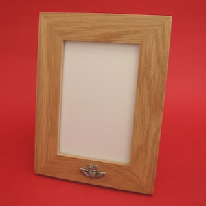 Claddagh Design Real Oak Picture Frame 6"x 4" con Hand Cast Pewter Irish Love Token Gift