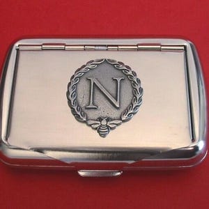 Lata de tabaco de cromo "N and Bee" de Napoleón con motivo de peltre fundido a mano. Regalo histórico. Regalo de historia militar. Regalos napoleónicos.