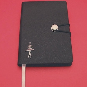 Ballerina Hand gegossenes Zinn Motiv auf A6 Schwarz Journal - Ballett Geschenk - Ballerina Notizbuch - Tanz Liebhaber Geschenk - Tanzlehrer Geschenk