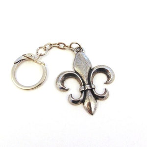Llavero de peltre con flor de lis: llavero con flor de lis para damas de honor, mejores amigas, mamás, hijas: regalo de aniversario de bodas y Navidad
