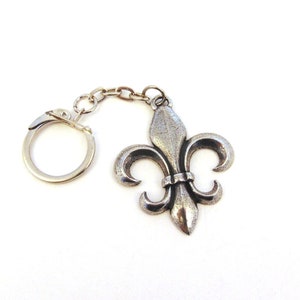 Fleur de Lis Pewter Keyring - Fleur de Lis Keychain for Bridesmaids, Best Friend, Mum, Daughter - Wedding Anniversary Christmas Gift