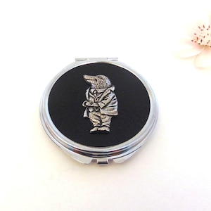 Mole Design Ronde Compacte Spiegel met zwart faux leer afgewerkt top - Wind in de Wilgen Gift - Mama Dochter Bridesmaid Gift