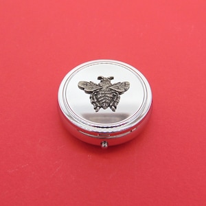 Boîte à pilules ronde chromée design bourdon - Petite boîte à bijoux - Organiseur de médicaments - Boîte à pilules de voyage - Cadeau abeille - Cadeau de Noël pour papa et maman