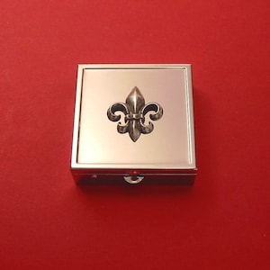 Fleur de lys carrée design menthe/boîte à pilules petite boîte à bibelots étui à pilules pour médicaments vitamines - cadeau de Noël pour la fête des pères - cadeau de papa