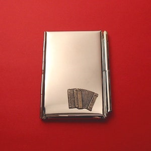Piano Accordion Chrome Notebook - Porte-carte stylo avec Hand Cast Pewter Motif Country Musician Gift