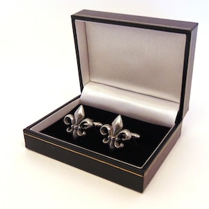 Gemelos de peltre con diseño de flor de lis en caja de regalo - Regalo de flor de lis - Regalo de Navidad para esposos - Regalo para papás franceses - Regalo para esposos, parejas y papás