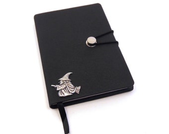 Witch Design Soft Touch PU A6 Black Notebook - Cadeau de sorcière - Journal de sorcière - Cadeau de sorcellerie - Planificateur d’Halloween - Cadeau de Noël maman papa