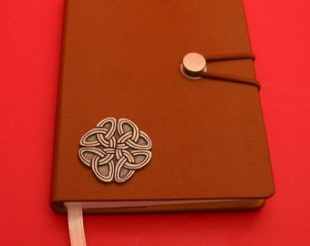 Celtic Knot Pewter Motif sur A6 Tan Journal - Celtic Notebook - Celtic Gift - Fathers Day Christmas Gift