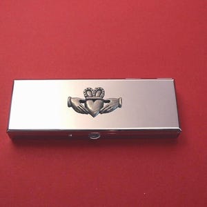 Claddagh-ontwerp zevendaagse pillendoos, medicatie-organisator, reispillendoosje, klein sieradendoosje, liefdesvriendschap loyaliteitscadeau, Keltisch cadeau