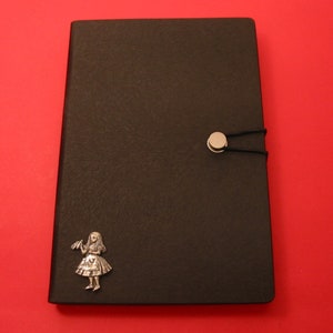 Alice au pays des merveilles Pewter Motif sur A5 Black Note Book Stationery Journal Notebook Mum Dad Wedding Christmas Gift