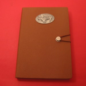 Mustang P-51 WW2 Fighter Plane Pewter Motif A5 Tan Note Book Papelería Diario Cuaderno Mamá papá Boda Regalo de Navidad