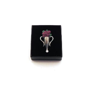 Broche boutonnière style Poirot avec Rose pourpre Broche en étain peinte à la main Cadeau Poirot Cadeau pour femme ou mari Cadeau de Noël image 3