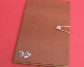 Máscaras de comedia y tragedia, diseño de peltre fundido a mano sobre papel tostado, tamaño A5, ideal como cuaderno de teatro, regalo para profesores de teatro o amantes del teatro.