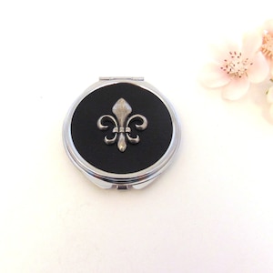 Espejo compacto redondo con diseño de flor de lis y acabado en piel sintética negra en la parte superior. Regalo de flor de lis. Regalo de boda y Navidad.