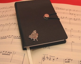 Quaderno nero formato A6 con motivo a mano di pianoforte a coda in peltro fuso - Regalo per insegnante di pianoforte - Regalo per pianista - Regalo per insegnante di musica - Regalo per musicista - Regalo di Natale