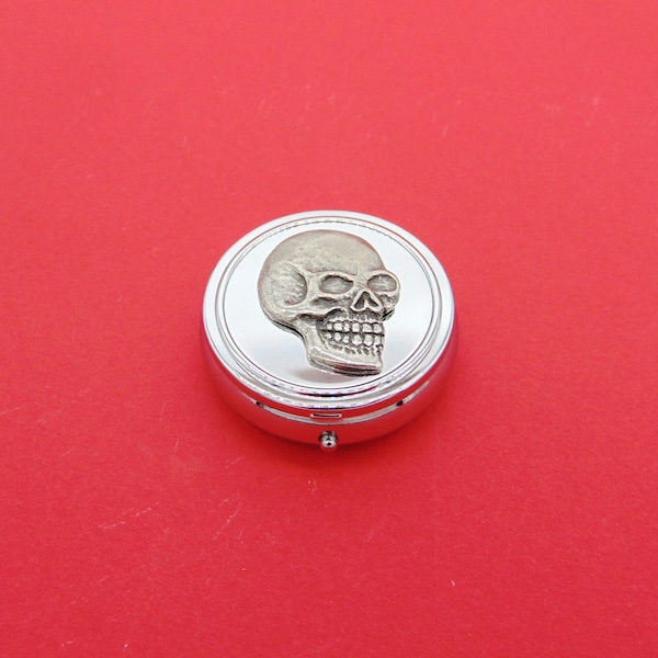 Skull design Round Chrome Pill Box - Organisateur de médicaments - Étui à pilules de voyage - Cadeau de crâne - Cadeau heavy metal - Cadeau de Noël Rocker Dad