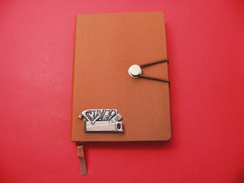 Cuaderno A6 color canela con diseño de caja de herramientas - Regalo para constructor, ingeniero y mecánico - Diario de escritura - Regalo para el Día del Padre y Navidad imagen 1