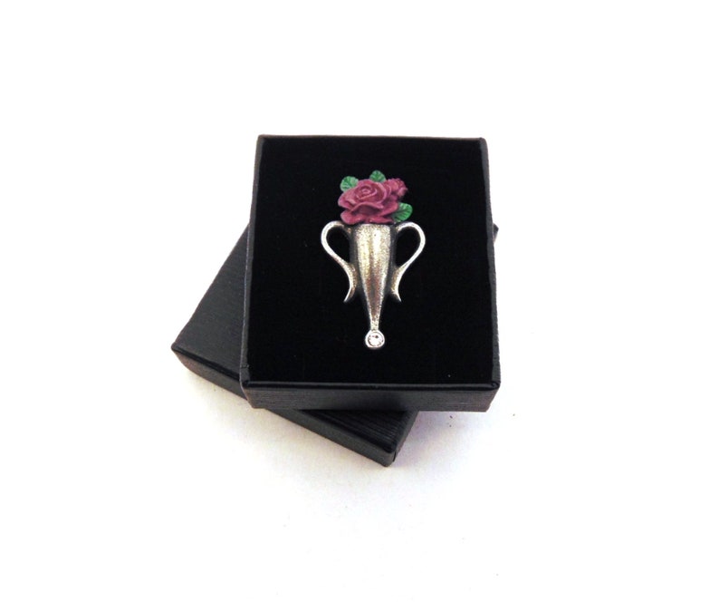 Broche boutonnière style Poirot avec Rose pourpre Broche en étain peinte à la main Cadeau Poirot Cadeau pour femme ou mari Cadeau de Noël image 2