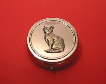 Sitting Cat Pewter Motief op Ronde Chrome Mint / Pill Box Mother Father Christmas Horse Gift