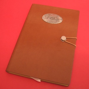 Motivo de peltre fundido a mano de El viento en los sauces en papel de diario tamaño A5 en tono tostado. Regalo para profesores de inglés. Regalo literario.