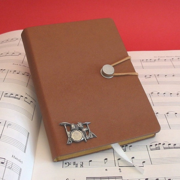 Kit de batterie Motif en étain moulé à la main sur A6 Tan Notebook - Cadeau de batterie - Journal musical - Cadeau de Noël pour mari - Cadeau de tambour - Cadeau de Noël de papa