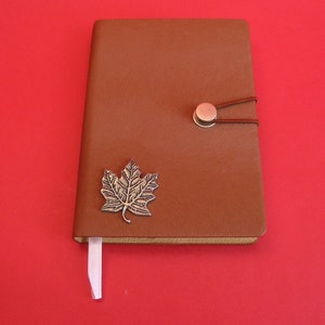 Ahornblatt Hand gegossenes Zinn Motiv auf A6 Tan Notizbuch - Maple Leaf Journal - Kanadisches Emblem Kanada Geschenk - Kanadischer Vater Weihnachtsgeschenk