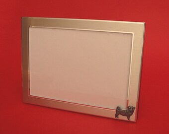 Marco de fotos con paisaje de perro Pug de 5" x 7" con motivo de peltre fundido a mano, regalo para madre y padre Pug