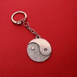 Yin and Yang Pewter Keyring Wellbeing Peace Positive Energy Yin Yang Gift Mum Dad Birthday Wedding Stocking Filler Christmas Gift