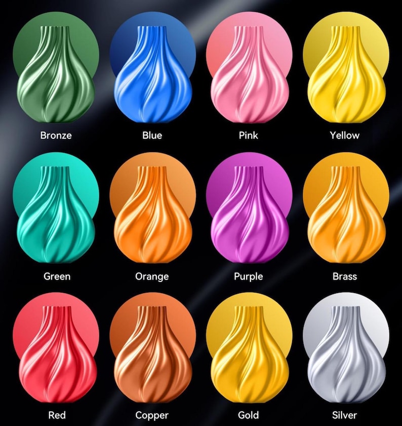 K&ouml;nnte beinhalten: Eine Sammlung von zw&ouml;lf Vasen in einem Raster, jede mit einer eigenen Farbe und einer vertikalen Wellenstruktur. Die Farben umfassen Bronze, Blau, Pink, Gelb, Gr&uuml;n, Orange, Lila, Messing, Rot, Kupfer, Gold und Silber, jeweils mit Beschriftung.