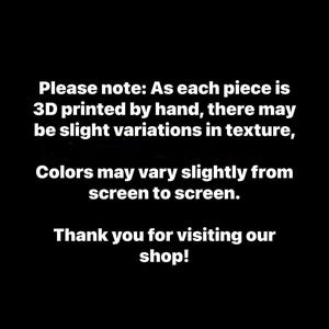K&ouml;nnte beinhalten: Ein schwarzer Hintergrund mit wei&szlig;em Text, der lautet: Please note: As each piece is 3D printed by hand, there may be slight variations in texture, Colors may vary slightly from screen to screen. Thank you for visiting our shop!