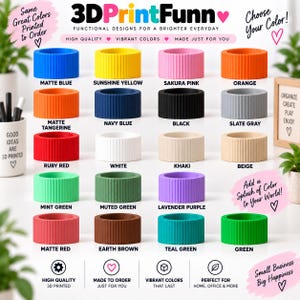K&ouml;nnte beinhalten: Eine Sammlung von zwanzig zylindrischen 3D-gedruckten Beh&auml;ltern mit vertikal gerippten Texturen, die in einem Raster angeordnet sind. Jeder Beh&auml;lter hat eine andere einfarbige Farbe, darunter Blau, Gelb, Pink, Orange, Schwarz, Grau, Rot, Wei&szlig;, Khaki, Beige, Gr&uuml;n und Lila.