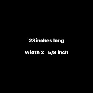 K&ouml;nnte beinhalten: Ein schwarzer Hintergrund mit wei&szlig;em Text, der 28inches long und Width 2 5/8 inch anzeigt. Dieser Text liefert pr&auml;zise Ma&szlig;e f&uuml;r ein Objekt und gibt eine L&auml;nge von 71,12 cm sowie eine Breite von 6,67 cm in einer klaren wei&szlig;en Schrift an.