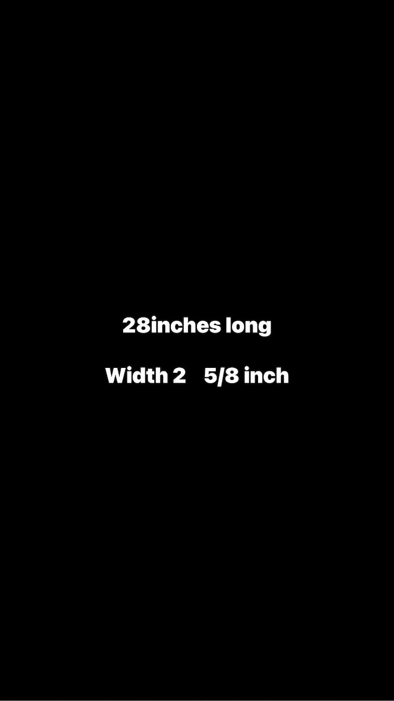 K&ouml;nnte beinhalten: Ein schwarzer Hintergrund mit wei&szlig;em Text, der 28inches long und Width 2 5/8 inch anzeigt. Dieser Text liefert pr&auml;zise Ma&szlig;e f&uuml;r ein Objekt und gibt eine L&auml;nge von 71,12 cm sowie eine Breite von 6,67 cm in einer klaren wei&szlig;en Schrift an.