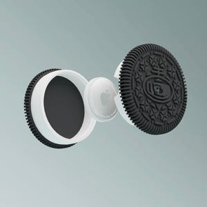 Oreo Cookie Style Apple AirTag Holder Keychain – Cute 3D Printed Airtag Accessory for Bags, Backpacks, Pet Collars, Kids, Gifts