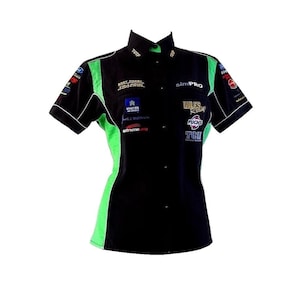 Peut inclure: Chemise boutonnée à manches courtes noire et verte avec divers logos de sponsors, dont "SimPro", "Miles Racing", "Fuchs" et "TGI".