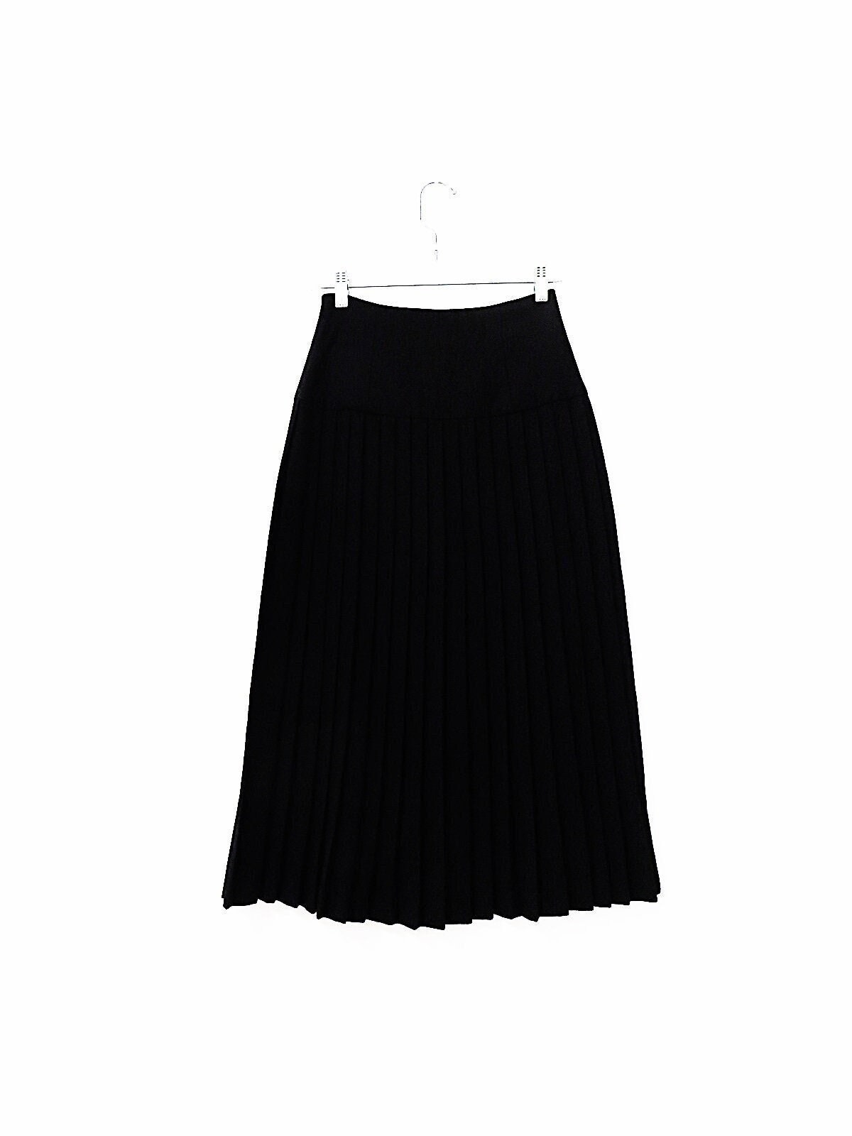 pleated black skirt