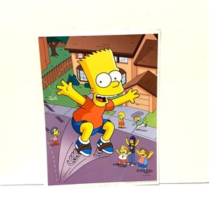 Puede incluir: Ilustración colorida de Bart Simpson saltando sobre patines con resortes. Bart, con pelo amarillo y camiseta naranja, es el foco principal. Otros personajes y una casa están en el fondo. La imagen tiene un estilo de dibujos animados.