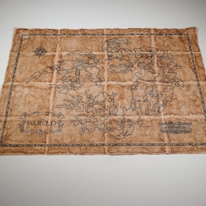 Wereldkaart uit Final Fantasy 8, Aged, 11 x 17 of 13 x 19, opgevouwen of opgerold