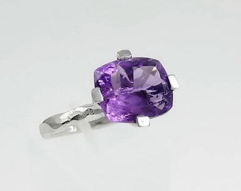 Amethyst coktail ring Hammered sterling silver band Size 7 Boho luxe jewelry