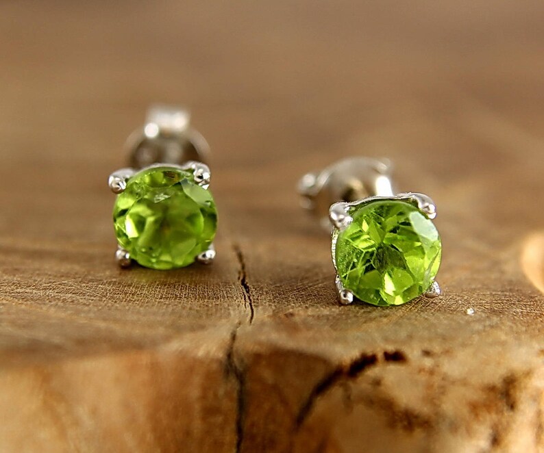 Peridot stud earrings silver Clearance