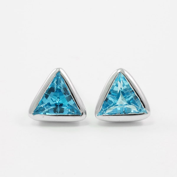 Orecchini topazio azzurro triangolare in argento 925 rodiato. Gioiello minimal geometrico