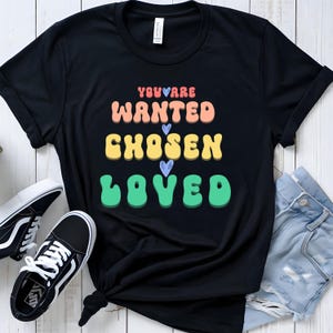 里親啓発Tシャツ、選ばれし愛されたTシャツ、ユニセックスTシャツギフト、里親支援トップス、インスピレーションあふれる名言アパレル
