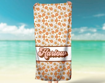 Toalla de playa personalizada con margaritas retro, toalla de piscina con nombre personalizado para niñas, toalla personalizada, toalla con fuente retro, toalla de piscina para niños, toalla de baño