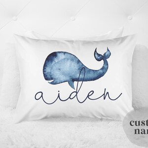Coussin pour chambre de bébé baleine bohème : taie d&#39;oreiller aquarelle avec prénom personnalisé (standard 20 x 30)