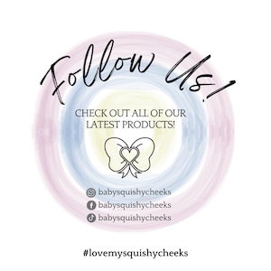 Pode incluir: Um gr&aacute;fico colorido com o texto "Follow Us!" em um c&iacute;rculo com um la&ccedil;o e um cora&ccedil;&atilde;o no centro. O texto "CHECK OUT ALL OF OUR LATEST PRODUCTS!" est&aacute; abaixo do c&iacute;rculo. Os &iacute;cones de m&iacute;dia social para Instagram, Facebook e TikTok s&atilde;o listados abaixo do texto com o nome de usu&aacute;rio "babysquishycheeks". A hashtag #lovemysquishycheeks est&aacute; na parte inferior do gr&aacute;fico.