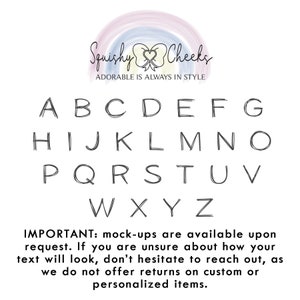 Puede incluir: Un fondo blanco con un dise&ntilde;o de arco&iacute;ris en la parte superior. El texto "Squishy Cheeks" est&aacute; en negro con un dise&ntilde;o de coraz&oacute;n y lazo. El texto "ADORABLE IS ALWAYS IN STYLE" est&aacute; en negro debajo del logotipo. El alfabeto est&aacute; escrito en negro en un estilo manuscrito. El texto "IMPORTANT: mock-ups are available upon request. If you are unsure about how your text will look, don't hesitate to reach out, as we do not offer returns on custom or personalized items." est&aacute; en negro debajo del alfabeto.