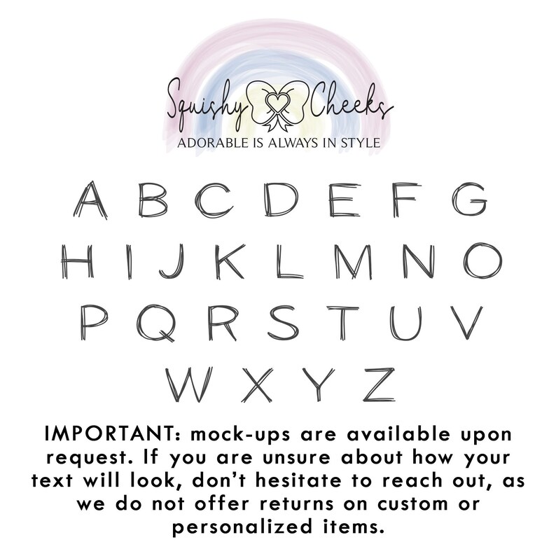 Puede incluir: Un fondo blanco con un dise&ntilde;o de arco&iacute;ris en la parte superior. El texto "Squishy Cheeks" est&aacute; en negro con un dise&ntilde;o de coraz&oacute;n y lazo. El texto "ADORABLE IS ALWAYS IN STYLE" est&aacute; en negro debajo del logotipo. El alfabeto est&aacute; escrito en negro en un estilo manuscrito. El texto "IMPORTANT: mock-ups are available upon request. If you are unsure about how your text will look, don't hesitate to reach out, as we do not offer returns on custom or personalized items." est&aacute; en negro debajo del alfabeto.