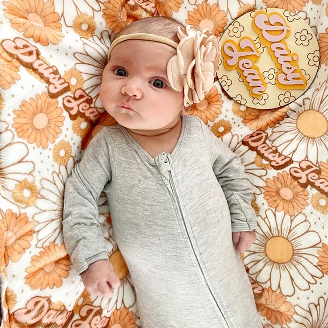 Manta retro con margaritas, manta personalizada para niña, manta con nombre personalizado, manta con margaritas para bebé, manta para recibir regalos de baby shower, manta de felpa